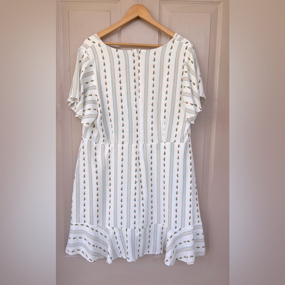 Forever 21+ White Floral Mini Dress with Flutter Sleeves – Size 2X - Picture 3 of 4